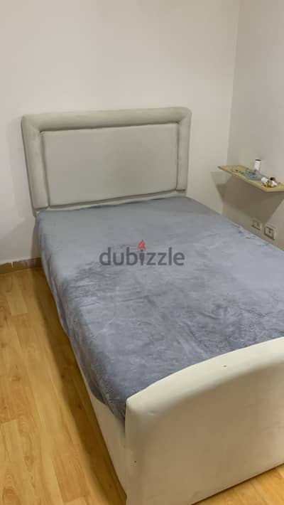 سرير قماش اوف وايت مع مرتبه