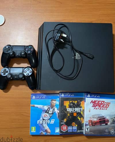 PS4 Pro 1TB للبيع + 2 دراع + 3 ألعاب أصلية