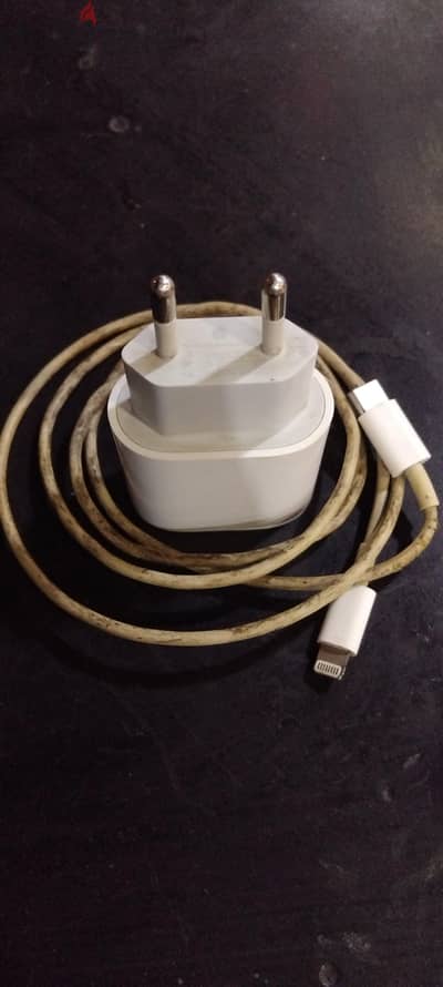 شاحن ايفون اوريجينال + وصله ايفون USB جديده لم تستعمل
