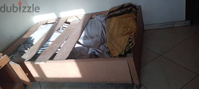 سرير  حجمه كويس