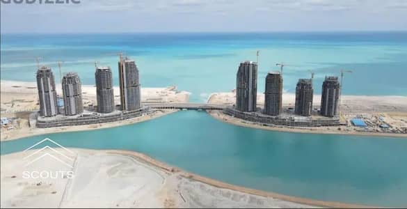 استلم فوري بالتقسيط علي 12سنه شقة للبيع صف اول علي البحر full sea view متشطبه بالتكيفات في ابراج العلمين الساحل الشمالي north coast