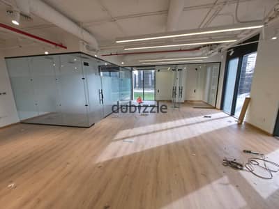 مكتب إداري للإيجار 135م مكيف ،تشطيب التواصل مودرن في Hyde Park-التجمع الخامس
