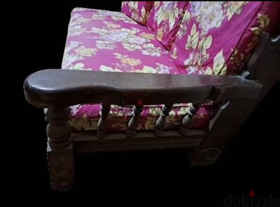 طقم اسيوطي بحالة جيدة مكون من كنبة و٢ كرسي ومعه شلت تنجيد حديث