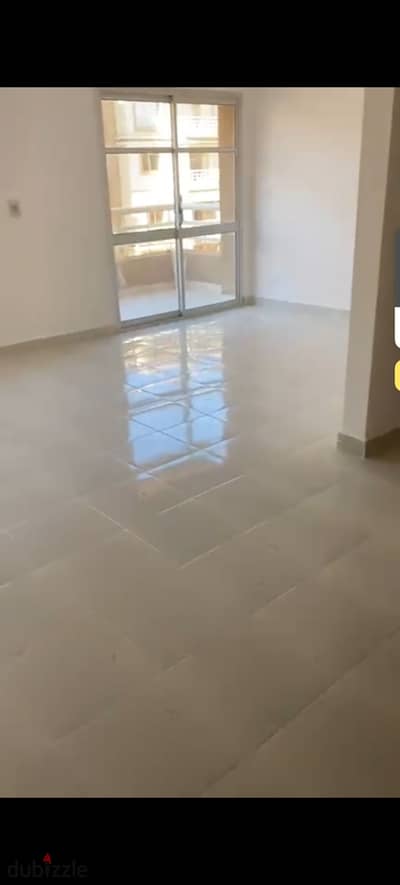 للبيع شقة 89م مدينتي B6 جنب الخدمات والمسجد وخدماتb6 وساوث بارك والحركه مكونة من غرفتين وحمامين