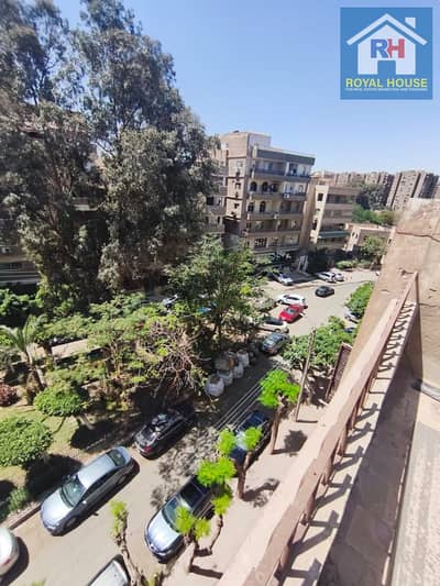 فرصة سكنية مميزة في قلب أرض الجولف. شقة 140م بتقسيم عملي وتشطيب سوبر لوكس، واجهة مميزة، كاملة المرافق، مرخصة وحصة في الأرض،
