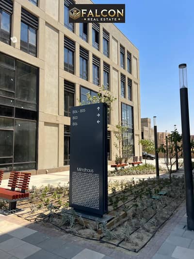 مكتب دور ارضى 108 متر للبيع فى ديستريكت 5 - District 5 استلام فورى على طريق السخنه دقايق لشارع التسعين التجمع الخامس والجامعه الامريكيه AUC وبجوار ميف