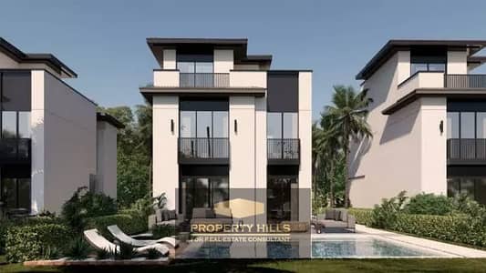 Private villa, 3 floors, open view of the landscape in the most upscale residential community in the heart of New Cairo, and near Al-Teseen Street