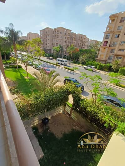 شقة 107 م للبيع بمدينتى B2 تشطيبات خاصة بالكامل دقيقة للخدمات ومجمع البنوك ومستشفى مدينتى والمدرسة البريطانية