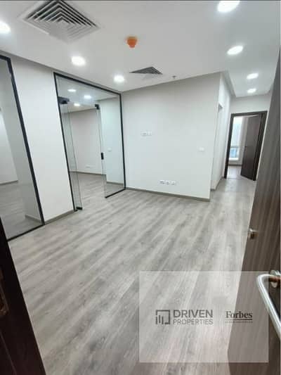 مكتب إداري بإطلالة على البلازا متشطب بالتكييفات للإيجار في تريفيوم مول الشيخ زايد       Trivium Mall Sheikh Zayed Park St Capital Business Arkan