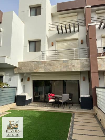 تاون هاوس مازونيت مفروش للإيجار مع حديقة وحديث التشطيبات في Hyde Park New Cairo