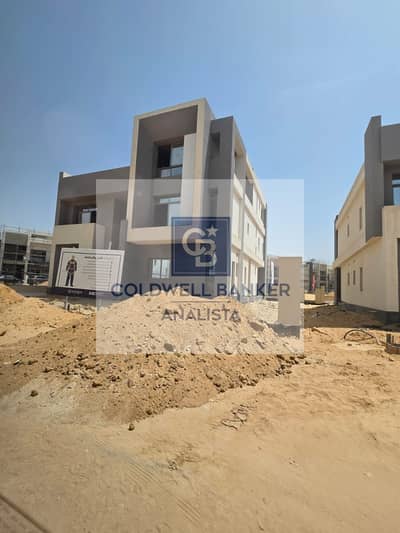 سعادة القاهرة الجديدة – تاون هاوس كورنر 3 غرف نوم | موقع مميز | تصميم Double Height