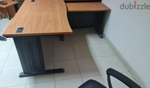 عدد 2 مكتب 140 سم بحالة جيدة  جدا