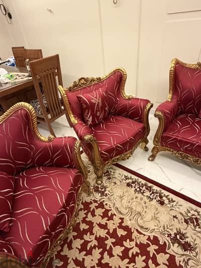 صالون مكون من كنبه كبيره و 4 كرسي و2  فوتيه كبير وطربيزه برخامه كبره