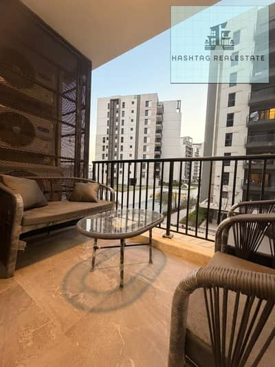 شقة راقية للإيجار في Zed West Compound – الشيخ زايد غرفتين نوم  الدور الثاني  مفروشة بالكامل بأثاث مودرن وفخم داخل كمبوند راق