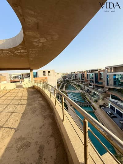 دوبلكس للبيع في كمبوند لاميرادا خلف الجامعة الأمريكية، نصف تشطيب فيو مميز