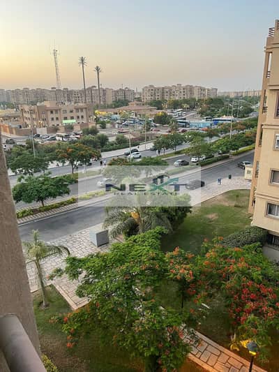 شقه للايجار في ارقي مراحل مدينتي في B6 شقه 131متر التقسيمه 3نوم+2حمام+ريسبشن+2تراس+مطبخ ويوجد بيها 3تكييفات الفيو جاردن موقع ممتاز خطوط من الثاوث بارك