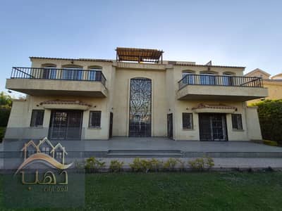 فيلا T للايجار ستاند الون 5 غرف فيو وايد جاردن تشطيبات خاصة بالتكييفات ارض عدلة vg1فى مدينتى القاهرة الجديدة madianty. newcairo