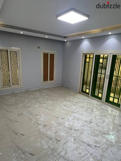 شقة للايجار خطوات من مول بوينت ٩٠