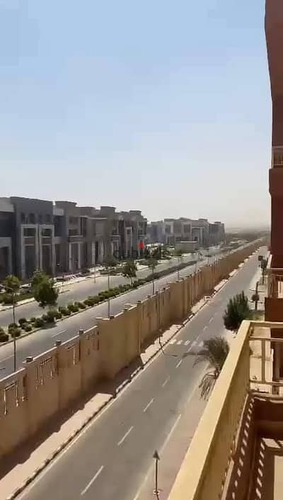 شقة للإيجار في كمبوند وصال ريزيدنس – مدينة الشروق  فرصة مميزة للسكن داخل واحد من أفضل الكمبوندات السكنية بمدينة الشروق، حيث الهدوء والخصوصية والمساحات