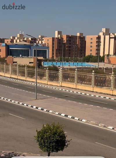 شقة للإيجار في كمبوند وصال ريزيدنس – مدينة الشروق  فرصة مميزة للسكن داخل واحد من أفضل الكمبوندات السكنية بمدينة الشروق، حيث الهدوء والخصوصية والمساحات