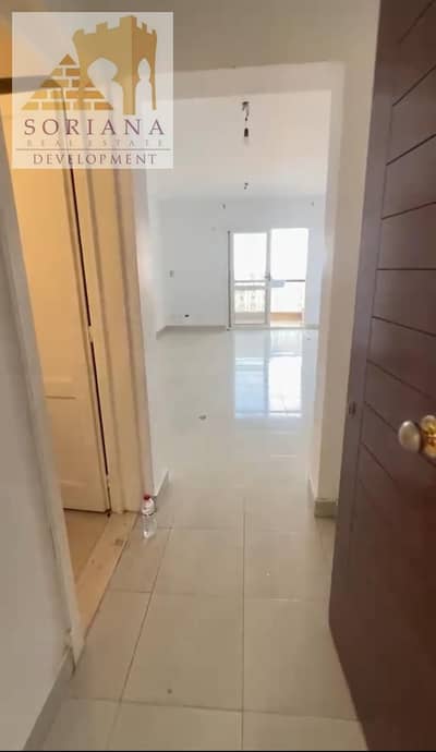 للإيجار بمدينه الرحاب شقه 119 متر تشطيب شركه جنب السوق الشرقي  بحاله نظيفه جدا خطوات فيو مميز علي شارع