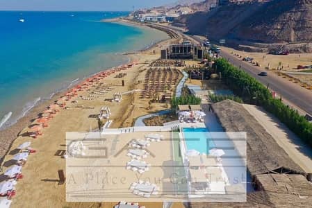 شاليه للبيع متشطب استلام فوري في جبال العين السخنة – فيو بانورامي كامل على البحر أول صف شاليهات على البحر