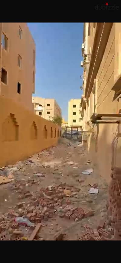 للبيع ارضي بحديقه الشقه ١٧٠ والحديقه ١٢٠ متر بمدخل خاص وجنينه خاصه متشطبه ٤/٣ تشطيب علي التشطيب الاخير بافضل مناطق الشروق بجوار المعادي فيو مباشر