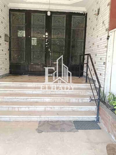 من المالك مباشر بالمعادي شارع الجزائر شقه للبيع مساحه ١٣٠ متر بجوار ميدان الجزائر وصيدلية علي وعلي دور ٣وجهه بحري تشطيب سوبر لوكس تصلح لجميع الأغراض منطقة راقية الشقه في برج ٢ أسانسير مدخل رخام كبير وانتركم مطلوب ٤مليون ونصف