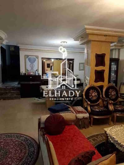 شقه للبيع مساحه ٢١٠ متر تقسيم اللاسلكي تمليك بالفرش ٣غرفه و٢ حمام ورسبشين ٤ قطع ومطبخ دور ٥ أسانسير تشطيب ألترا سوبر لوكس
