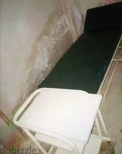 شزلونج وتربيزة كشف متحركة بحالة جيدة