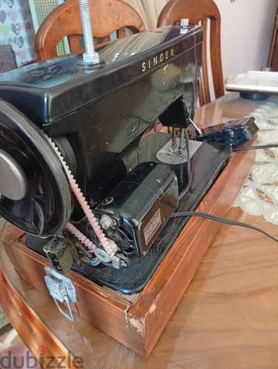 ماكينة خياطة  من الثمانينيات بحالة جيدة جدًا
