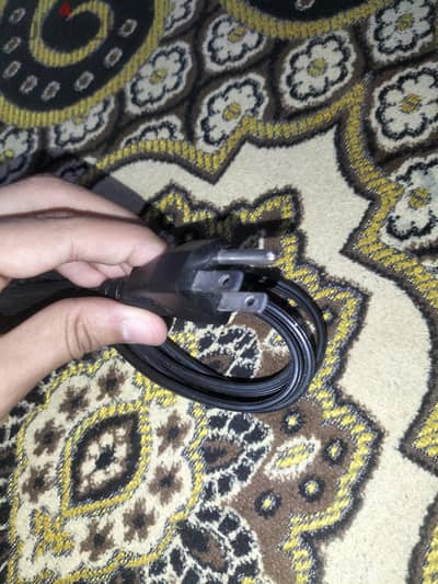 كابل طاقة أسود اللون
