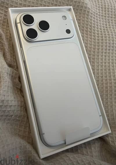 Apple - iPhone 17 Pro silver