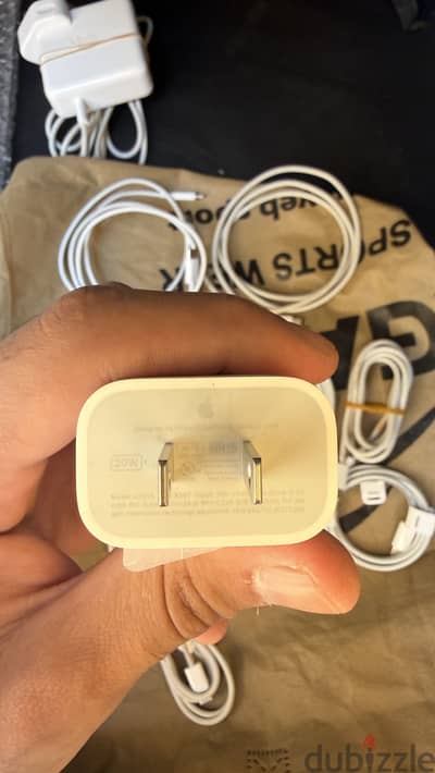 موجود وصلات اصلية type-c و lightning وموجود ايضا plug apple 20واط اصلي