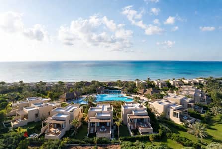 شاليه متشطب للبيع في ارقى Resort على البحر مباشرة على طريق الجلالة في العين السخنة