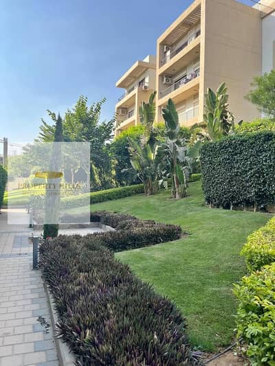 شقه معاها روف جاهزة للاستلام بتشطيب كامل بالتكيفات في برايم لوكيشن من فيفث سكوير المراسم دايركت علي التسعين الشمالي في التجمع الخامس