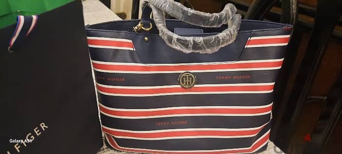 Original Tommy Hilfiger bag with its wallet شنطة تومي أصلية