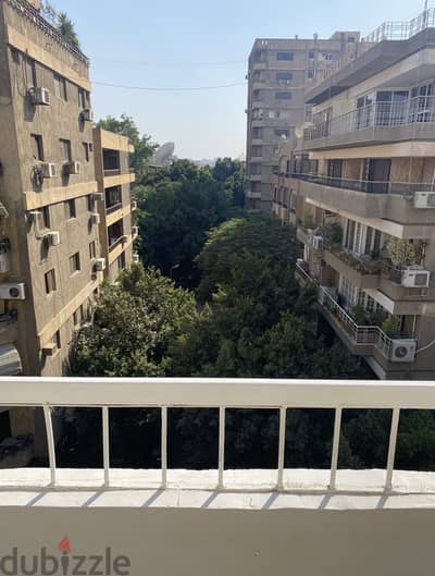 شقه مميزه بالمعادي علي مساحات خضراء