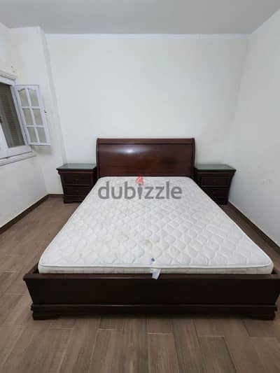اوضه نوم مكونه من سرير عدد اتنين كمودينو وتسريحه بدون دولاب