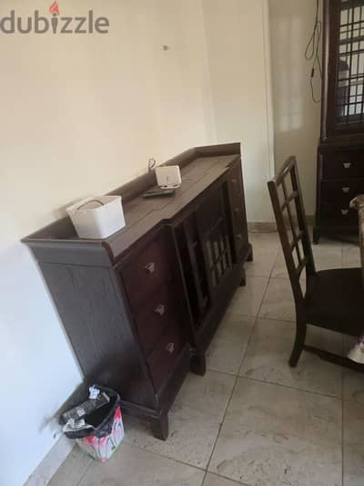 سفرة مكونه من طربيزه وست كراسى ونيش وبوفيه