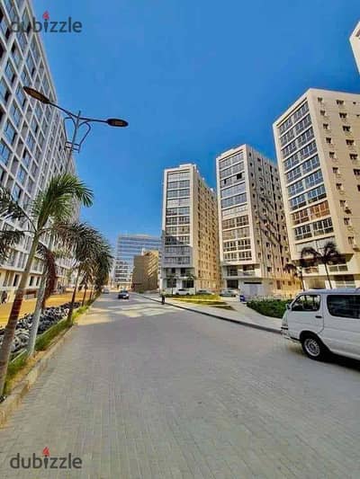 شقه للبيع فى كمباوند وان قطاميه ١١٠ م نصف تشطيب فيو لاند سكيب واجهه بانوراما.
