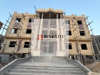 198 sqm apartment in Golf City, Obour with golf and lake views, 3 beds, 3 baths, elevator, garage parking, near Carrefour Obour. Great investment. Dea
