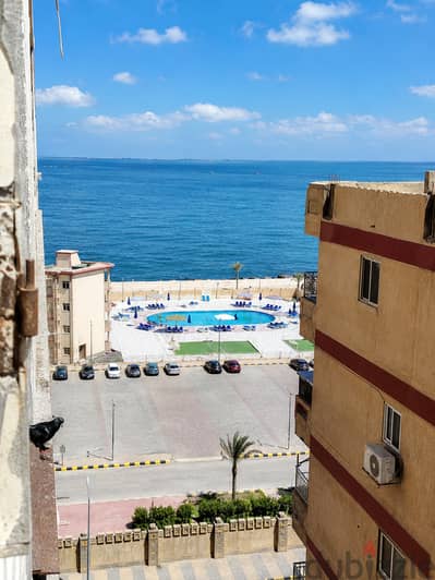 شقة مميزة ببرج على البحر مباشرة