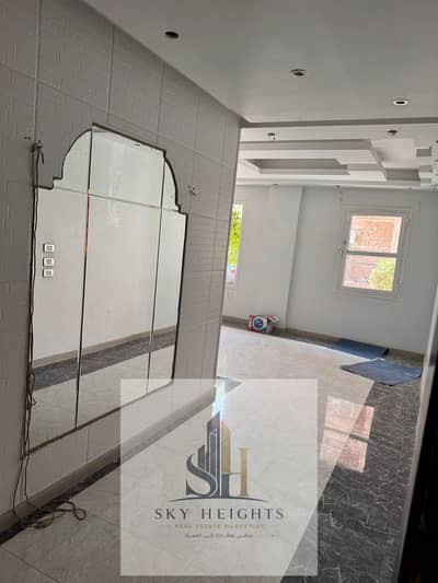 Apartment for rent in Al-Rehab City, Phase 2, 136 square meters, 3 bedrooms - 3 bathrooms, super deluxe finishes. Rent includes kitchen and utilities.