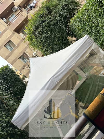 شقه ارضي بجنينه للبيع بمدينة الرحاب بالمرحله الرابعه فيو وايد جاردن بعض التشطيبات الخاصه بالقرب من مول جت واي والكنيسه ومركز الشرطه