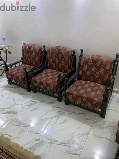 طقم مكون من ٥ كراسي بحالته كالجديد