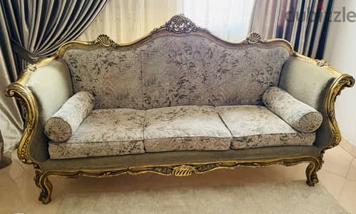 صالون خشب زان احمر شيك جدآ بالستاير بلاك اوت مستوردة بحالة ممتازة