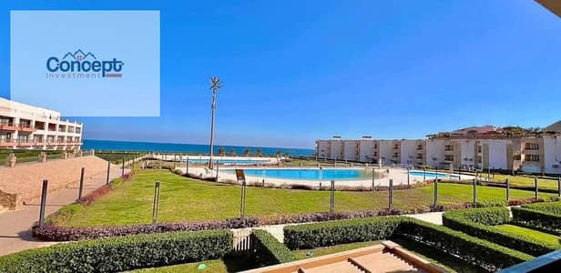 شاليه أرضي يطل على البحر وحمام السباحة بحري في لاسيستا - العين السخنة