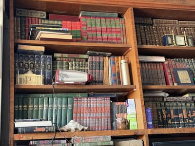 ‏مكتبة دينية متكاملة تخص أستاذ في الفقه