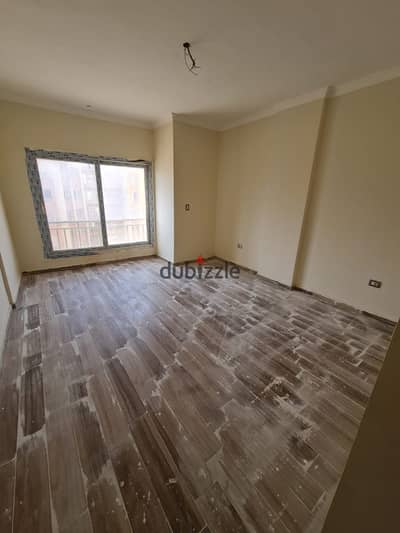 شقة للإيجار قانون في كمبوند وصال ريزيدنس  فرصة مميزة للسكن داخل واحد من أرقى الكمبوندات السكنية، شقة بمساحة 160 متر بتقسيم عملي ومساحات واسعة توفر الر